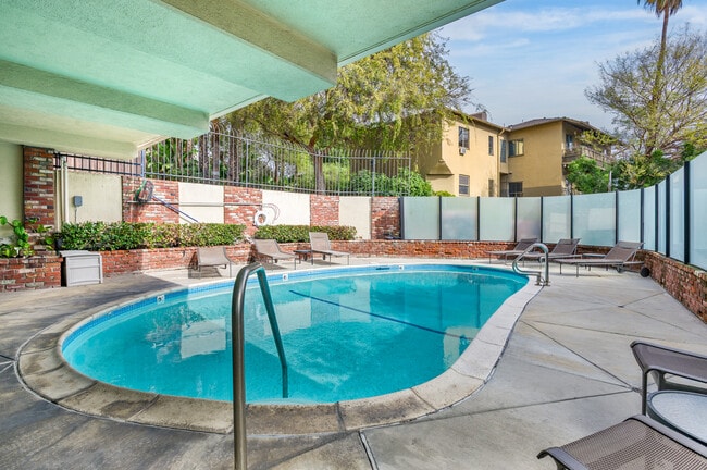 Building Photo - 2260 N Cahuenga Blvd