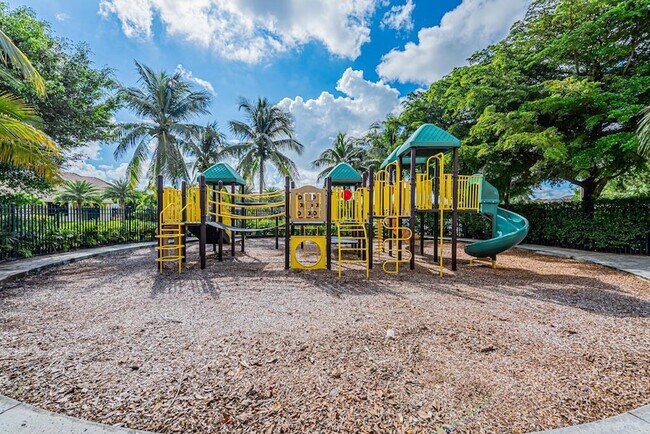 Building Photo - 10513 Versailles Blvd