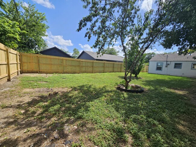Building Photo - 5009 Royal Dr