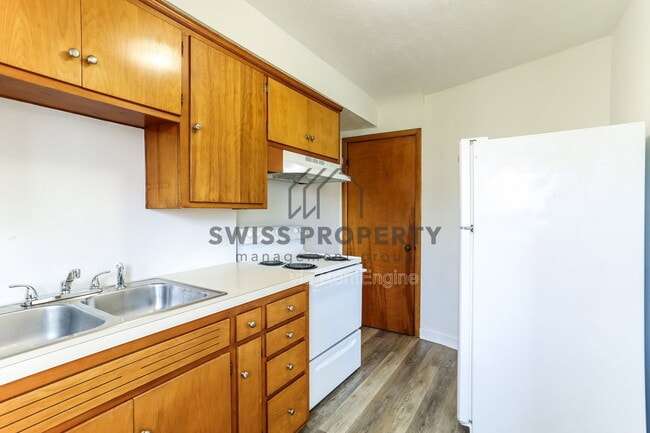 Building Photo - 4185 Indianola Ave