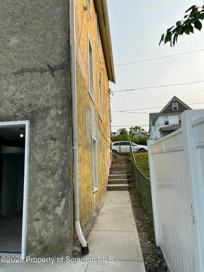 Building Photo - 808 1/2 Eynon St