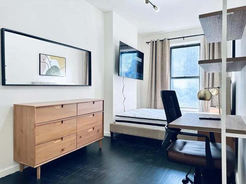 Building Photo - Furnished room/NOT APARTMENT