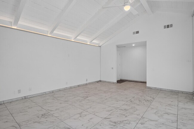 Building Photo - 2490 E Miramonte Cir