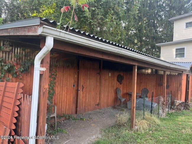 Building Photo - 945 William St