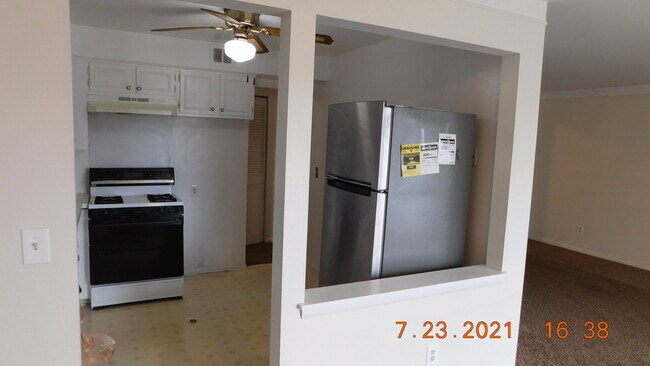 Building Photo - 490 Fox Hills Dr S