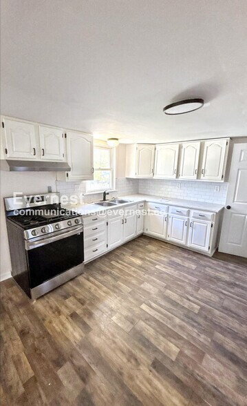 Building Photo - 260 Sadonia Ave