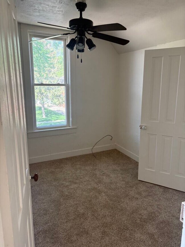 Building Photo - SPACIOUS 4 BEDROOM HOME READY FOR YOU