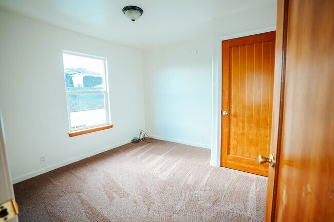 Building Photo - 917 I St