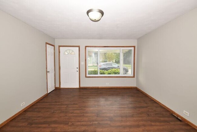 Building Photo - Mishawaka 3 bedroom ranch with large family room and fenced yard