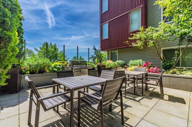 Building Photo - Huge Central Area Studio with PARKING and ...