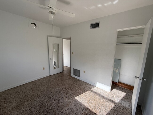 Building Photo - 3 bed 2 bath house with 1200 sf. end of ci...