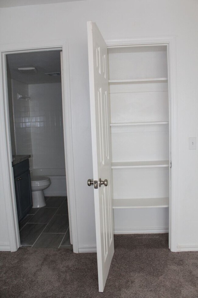 Building Photo - 2 bed & office on the South Side!