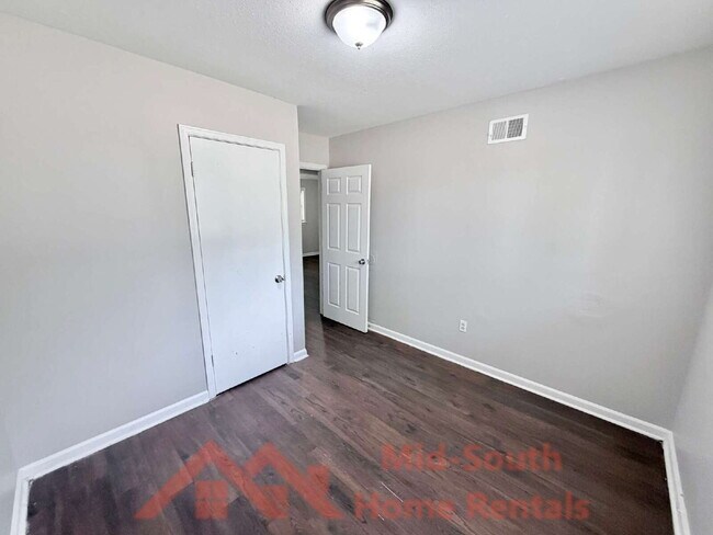 Building Photo - 452 Delta Rd