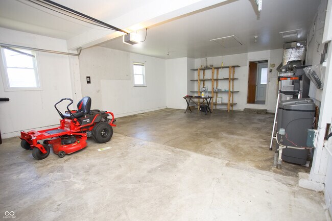 Building Photo - 150 E Beechwood Ln