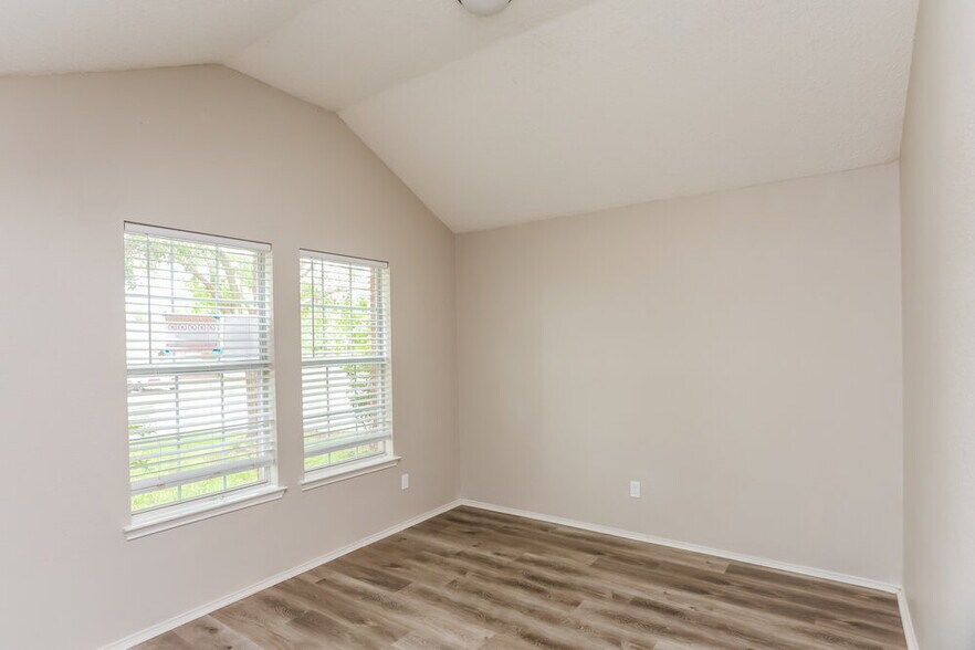 Building Photo - 1105 Alexandria Dr