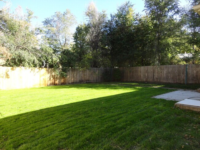 Building Photo - Updated Duplex with Fresh Paint and  Fenced Yard in Great Location!