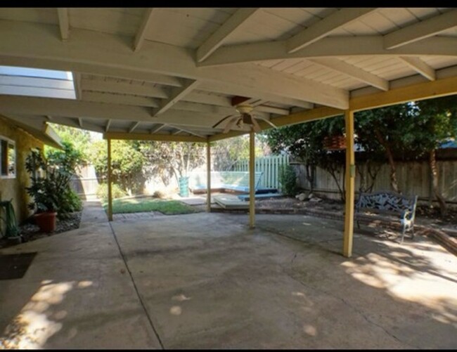 Building Photo - Beautiful Home, 2 Blocks from Hooker Oak P...