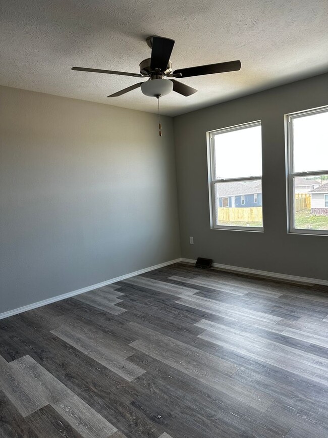 Building Photo - Fenced 3 bedroom home-Westbury Gardens!