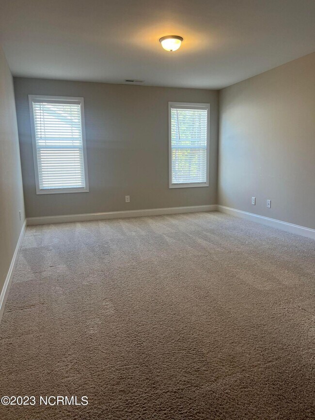 Building Photo - 412 Palisades Dr