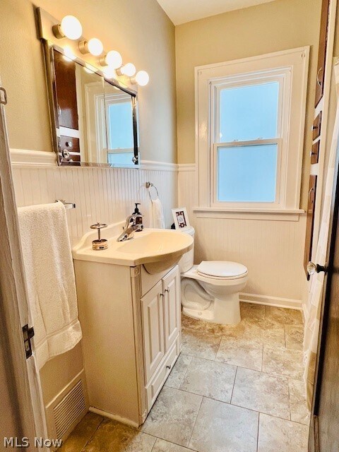 Building Photo - 2198 Chesterland Ave