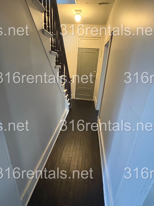 Building Photo - $1095 - 4 bed 2 bath - Single Family Home - NEWLY RENOVATED