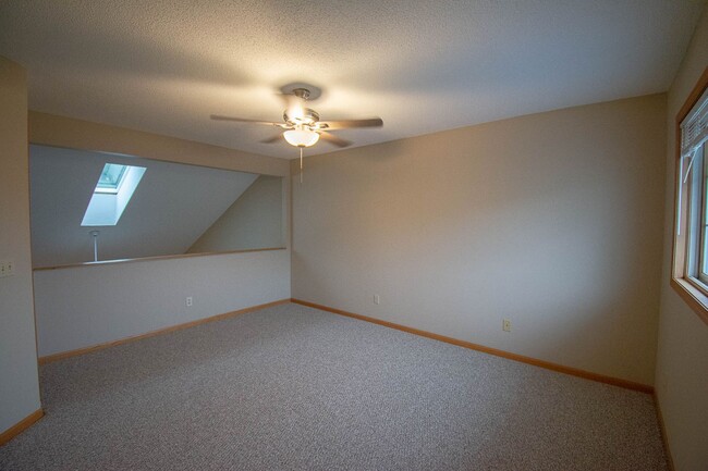 Building Photo - Bright Townhome with Fireplace & Nature Views