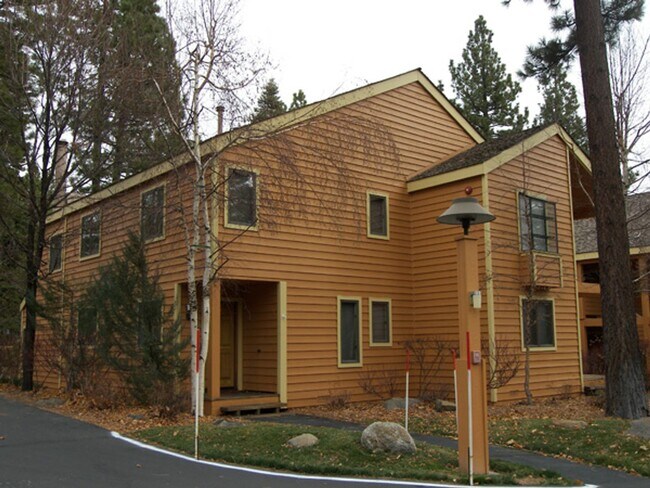 Building Photo - 3 Bedroom Condo in McCloud w 1 Car Garage! Great Location!