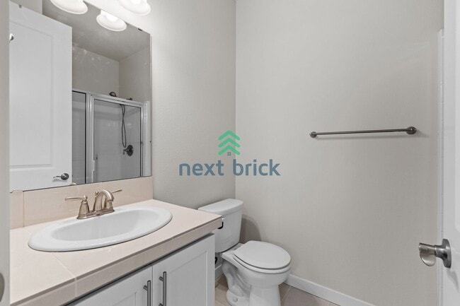 Building Photo - 5 BED & 3.5 BATH FOR RENT