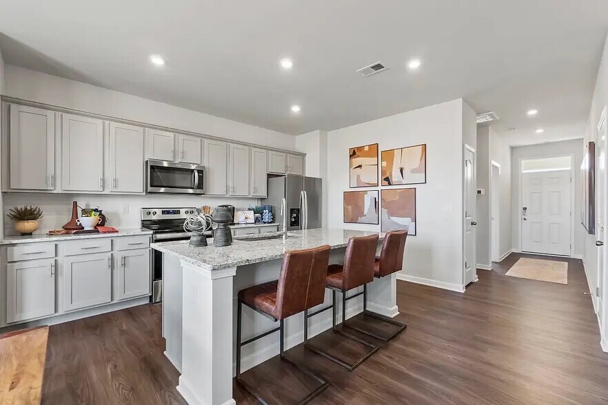 Building Photo - Room in House on Switchgrass Ct