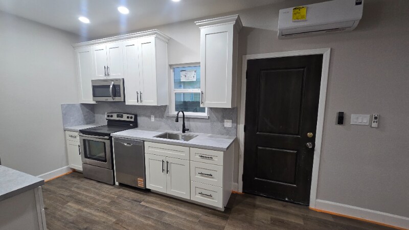 Building Photo - 619 S Sacramento St