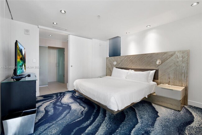 Building Photo - 3101 Bayshore Dr