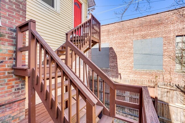 Building Photo - Renovated 2 Bedroom + Den w/ Private Garden Access