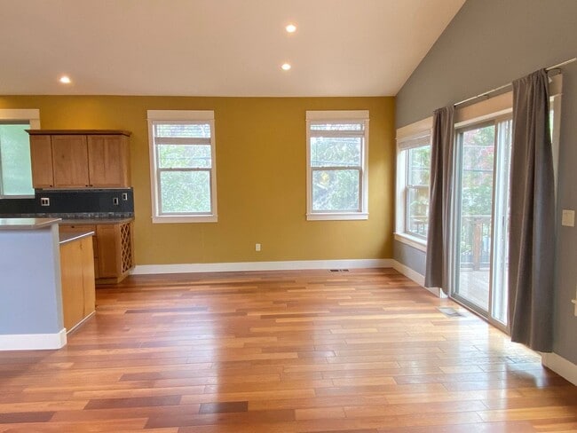 Building Photo - Spacious 3 BR w/ all wood floors and great midtown Bend location