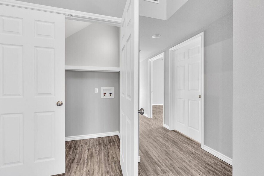 Building Photo - 518 Ranier Dr