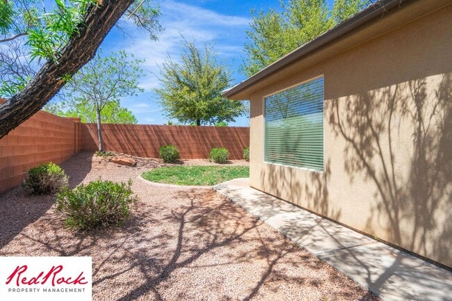 Building Photo - 4 Bedroom in Amber Estates - Newer LVP Flooring throughout home!