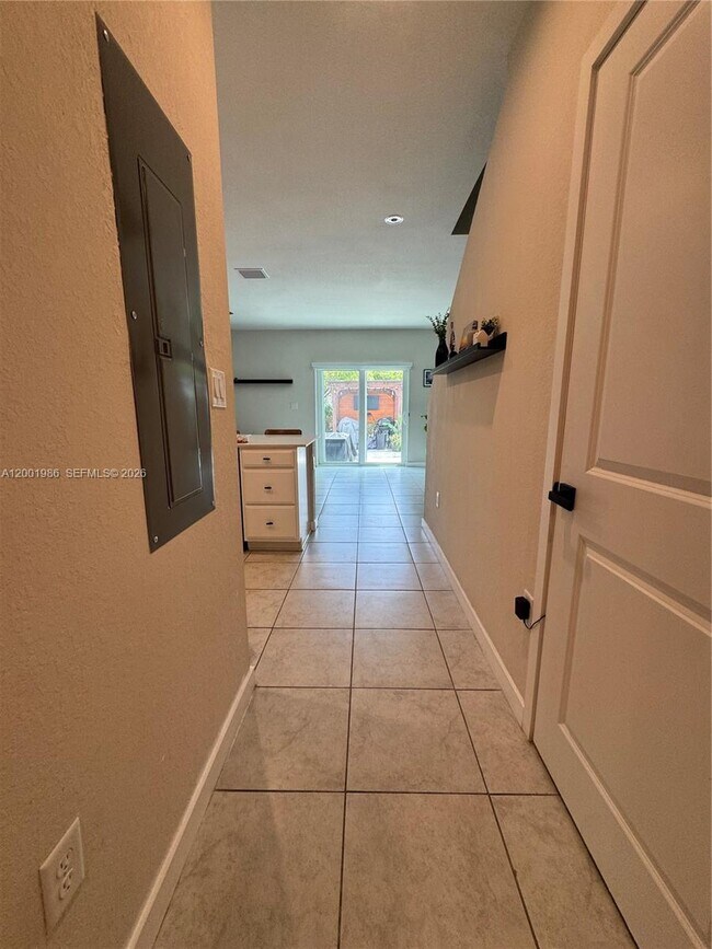 Building Photo - 1009 NW 4th Ter