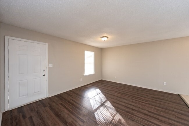 Building Photo - 581 Ridgewood Dr