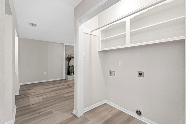 Building Photo - 16015 Southampton Dr