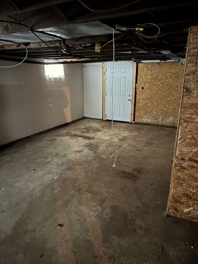 Building Photo - 2nd floor 2 bedroom 1 bath newly remodeled unit