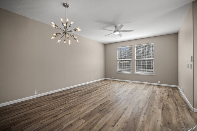 Building Photo - Beautiful 2 Bedroom End-Unit Townhouse in Montarbor Villas w/ Mountain Views