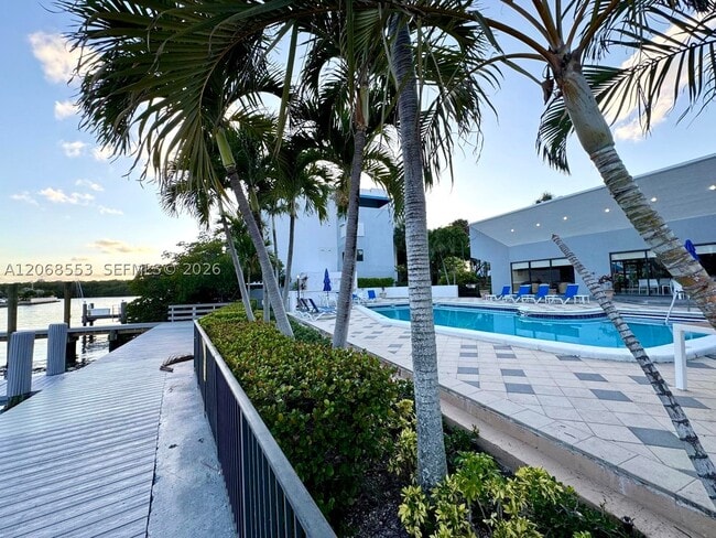 Building Photo - 350 Poinciana Island Dr