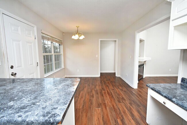 Building Photo - 3544 Mutimer Dr