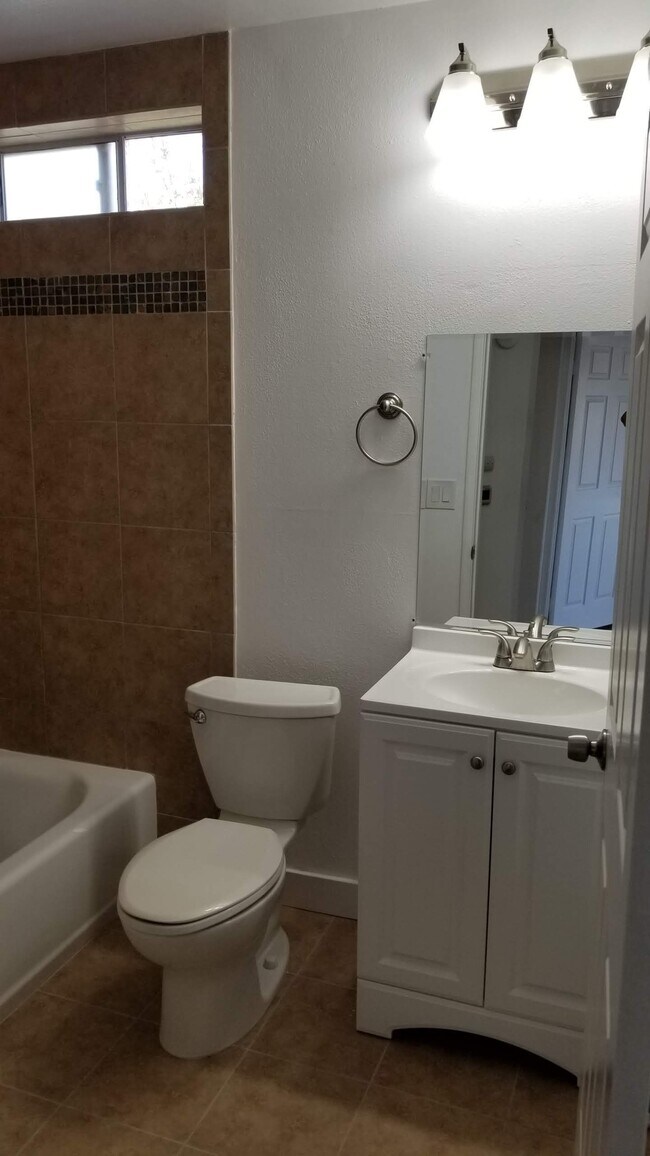 Main bathroom - 14126 Tiara St