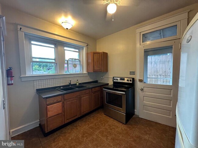 Building Photo - 451 Main St