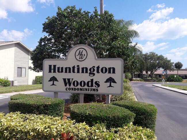 Building Photo - Short term, turnkey furnished, 2 bedroom, 2 bathroom condo in convenient Bradenton location.