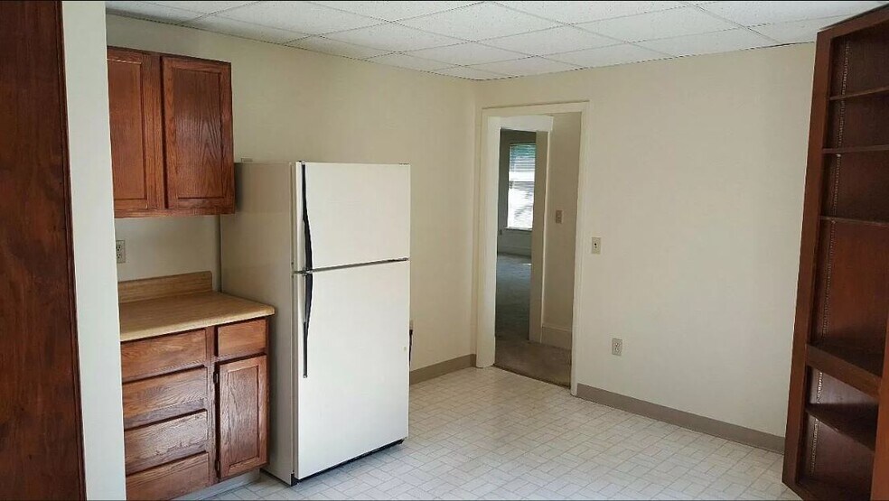 Eat-In Kitchen - 432 Roanoke Blvd