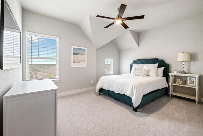 Building Photo - 708 Pinnacle Dr