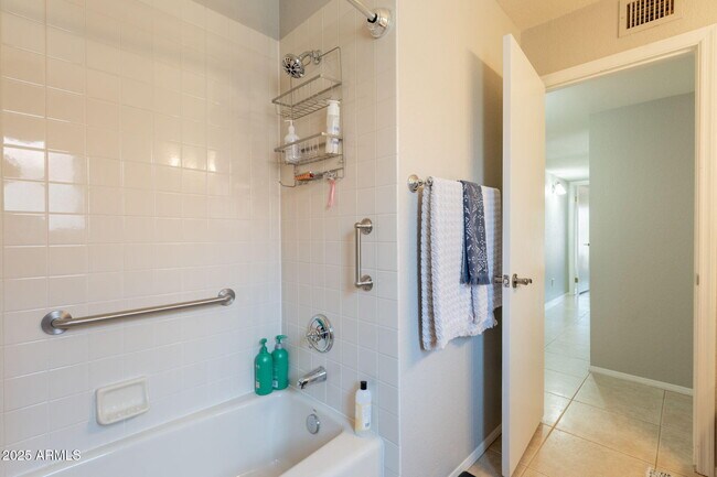 Building Photo - 3829 E Ahwatukee Dr