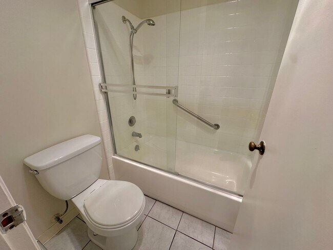 Building Photo - $500 OFF FIRST MONTH RENT - 1 Bed 1 Bath Available in Watergate Complex of Emeryville!!!