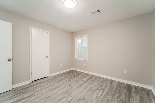 Building Photo - 573 N Park Ln